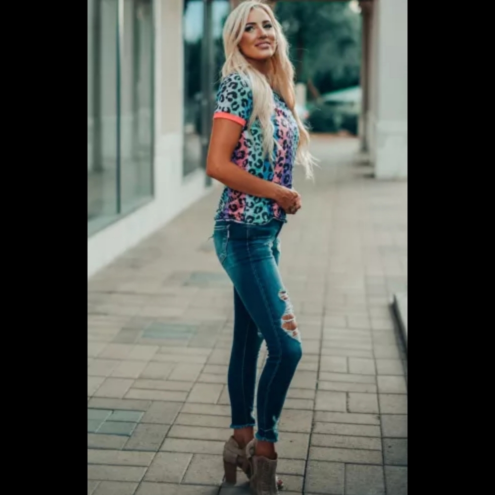 ‼️CLEARANCE PRICE FIRM‼️Multicolor Leopard T-shirt - Picture 6 of 7